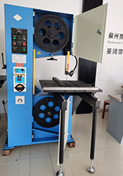 <a href=http://www.or66.cn target=_blank class=infotextkey>立式鋸床</a>是國際普遍且工業(yè)發(fā)展不可缺少的實驗解剖機(jī)，一般金屬材料的切斷、凡鋸刃所及的地方都可以做切斷